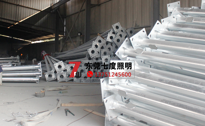 東莞七度照明道路燈桿生產(chǎn)廠(chǎng)家燈桿成品堆放區
