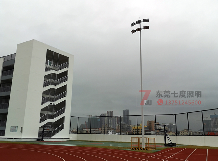 學(xué)校操場(chǎng)15米6x400W高桿燈現場(chǎng)實(shí)例圖片